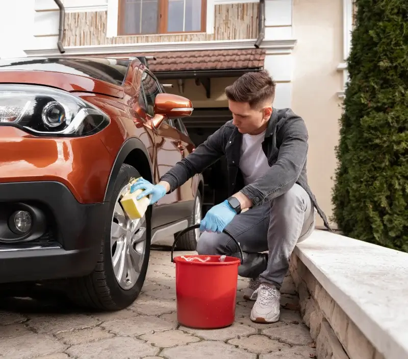 Lavage auto à domicile Brette-les-Pins : professionnel intervenant sur un véhicule